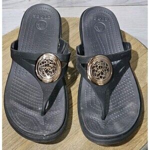 Crocs Sanrah Flip Flop Wedge Sandal Womens Black Size 10 Gold Circle Medallion